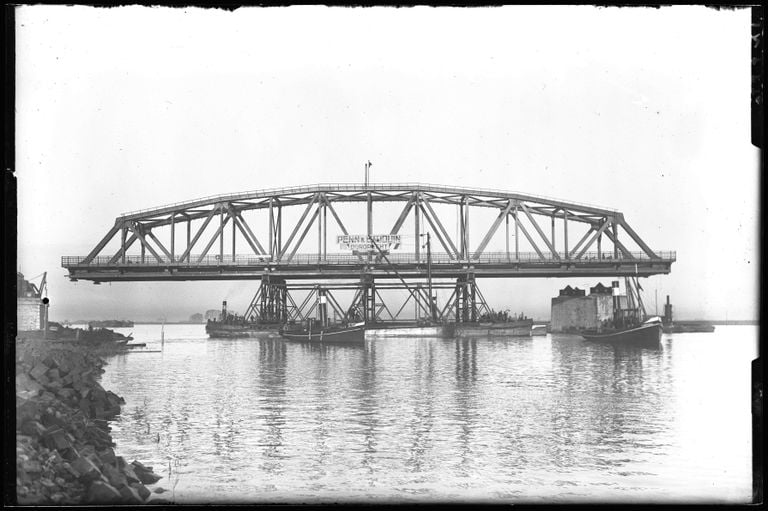 De brug werd tussen 1930 en 1931 gebouwd (foto: Fotopersbureau Het Zuiden/Regionaal Archief Tilburg)