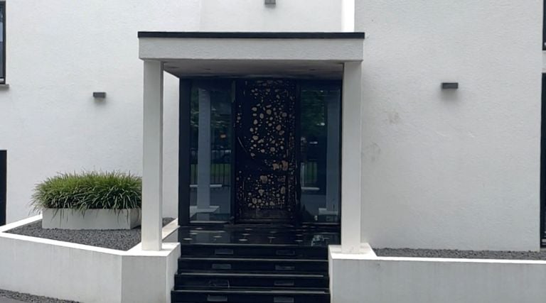 De voordeur van de villa raakte flink beschadigd (foto: Omroep Brabant).