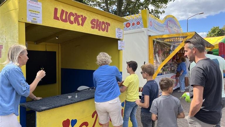 De zelf geknutselde attracties vallen in de smaak (foto: Floortje Steigenga).