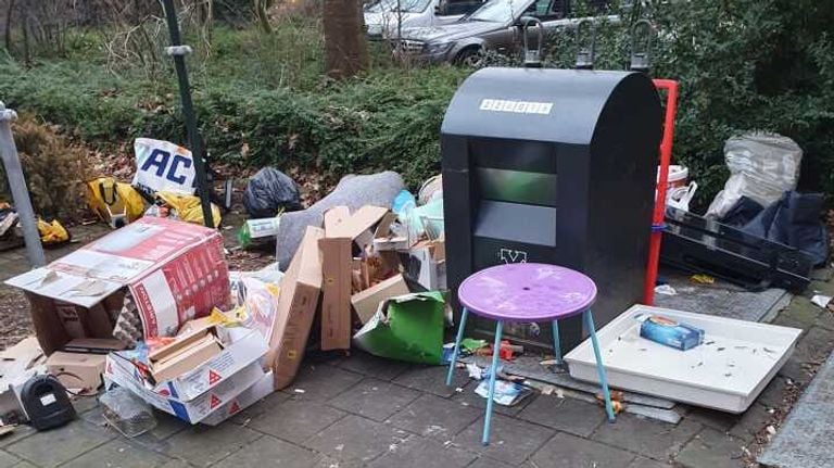 De container wordt al maanden als dumpplek gebruikt(foto: Manon Hendriks).