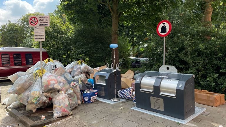 Van lampen tot deurmatten, alles wordt op de parkeerplaats neergezet (foto: Omroep Brabant).