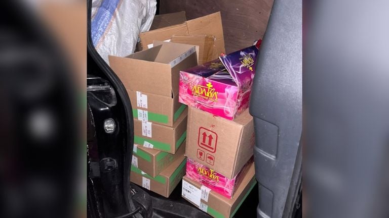 In de auto lagen acht dozen met illegale tabak (foto: Politie/Instagram).