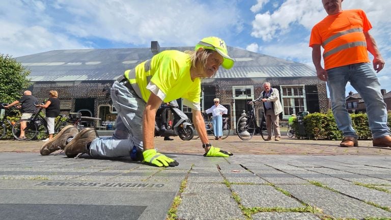 Jos kruipt door het centrum van Schijndel (Foto: Noël van Hooft).