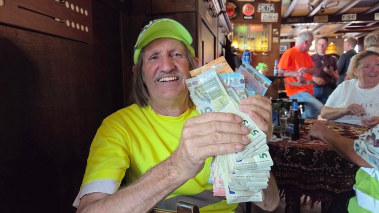 Jos (76) haalde kruipend ruim 1400 euro op (foto: Noël van Hooft).