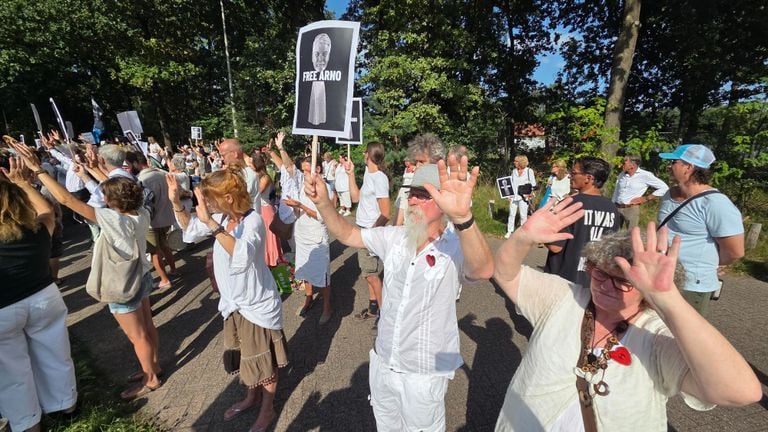 Honderden demonstranten eisen vrijlating van de voormalig advocaat (foto: Noël van Hooft).