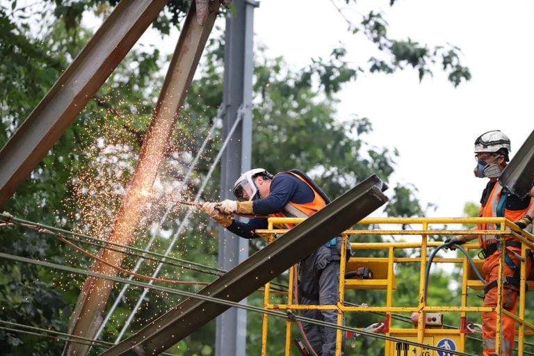 Werkzaamheden aan de bovenleidingen eerder deze week (Foto: Collin Beijk).