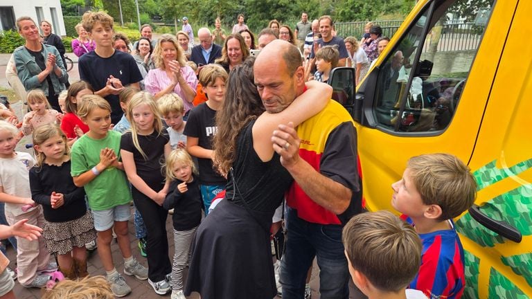 Pakketbezorger Genio de Laak in tranen (foto: Noël van Hooft).