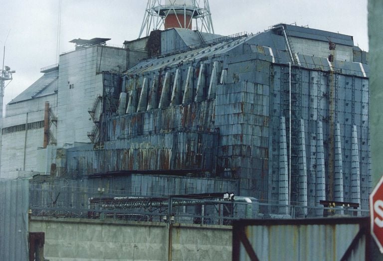 De ontplofte kerncentrale in Tsjernobyl nadat die een beschermende laag heef gekregen (foto: ANP).