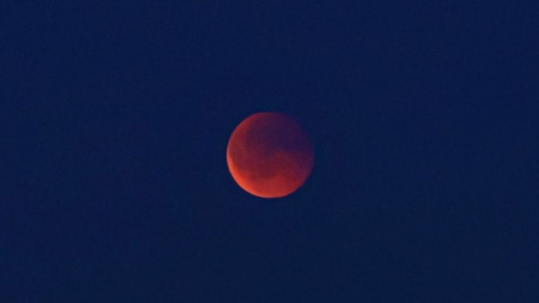 Roel wist de felrode maan vanuit Berghem te fotograferen (foto: Roel de Bruijn).