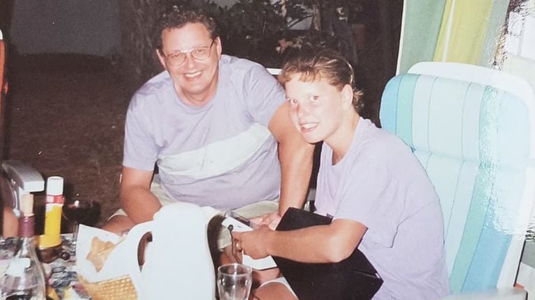 Marieke en haar vader op vakantie. (foto: privéarchief)