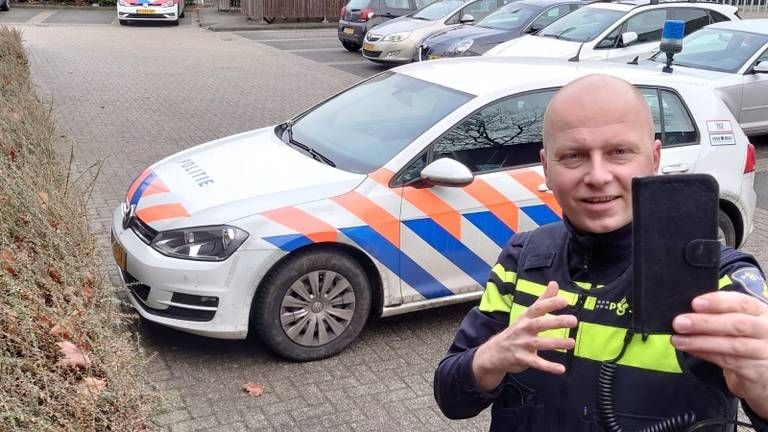 Frans Luijten tijdens het maken van een video. 