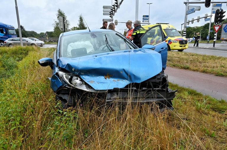 Twee wagens raakten zwaar beschadigd na een botsing in Tilburg (foto: Persbureau Heitink)