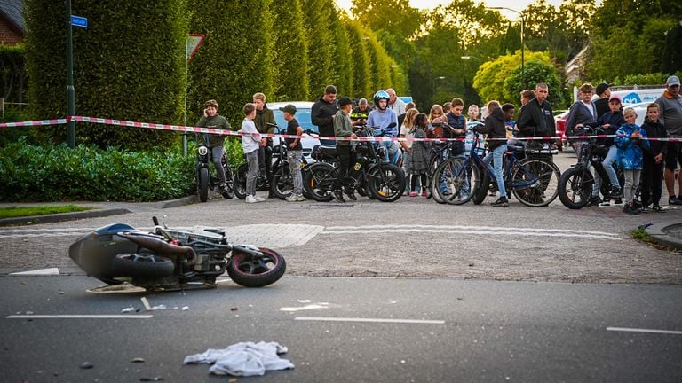 Buurtbewoners vergapen zich aan het scooter wrak. (Foto: Erik Haverhals/ Persbureau Heitink.)