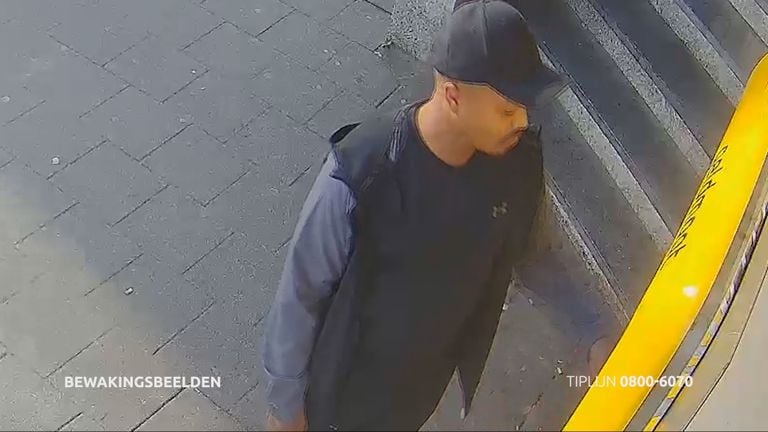 De verdachte die geld opnam bij een geldautomaat (beeld: Bureau Brabant).