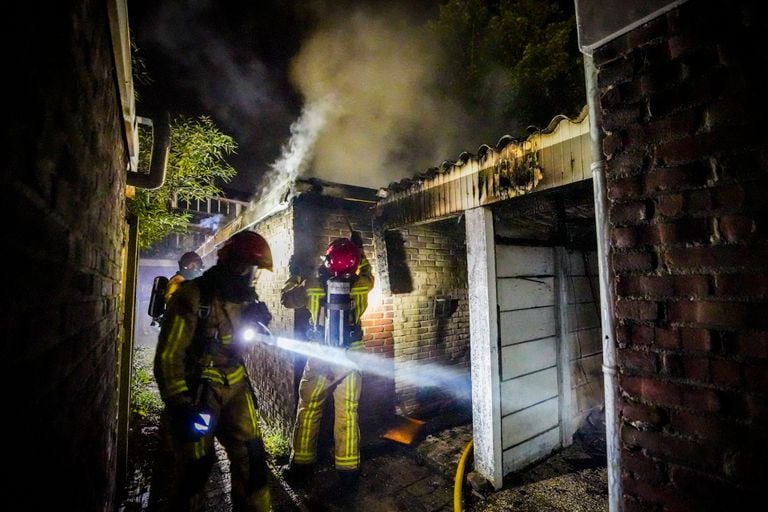 Bij de brand kwam flink wat rook vrij (foto: Persbureau Heitink).