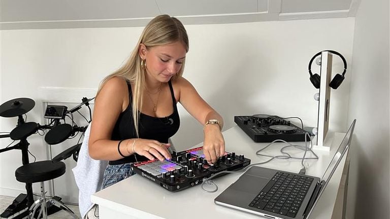 Op haar slaapkamer maakt Soraya de foutste remixen voor op TikTok (foto: Floortje Steigenga).
