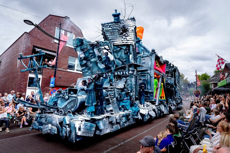 Vriendenkring Hopeloos met Stiekem onder slingers en serpentines (foto: Eye4Images). 