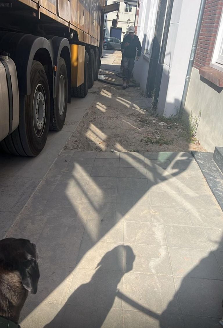 vrachtwagen voor de deur
