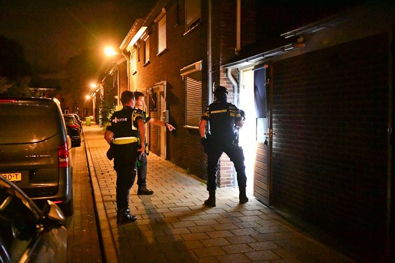De politie valt binnen (Foto: Persbureau Heitink.)