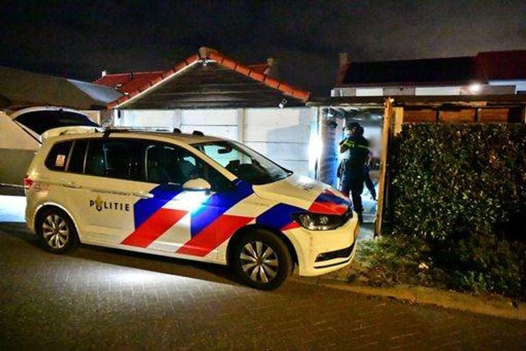 De politie doet een inval (Foto: Persbureau Heitink.)
