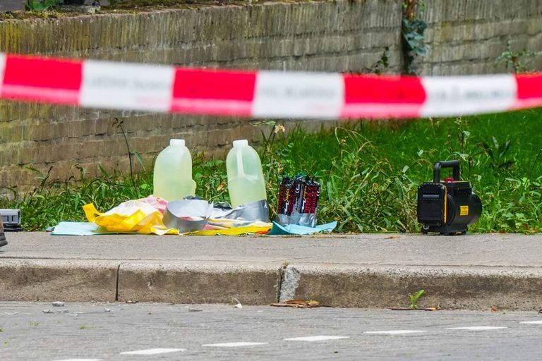 De EOD ontfermde zich over de inhoud van de tas in Eindhoven (foto: Dave Hendriks/Persbureau Heitink).