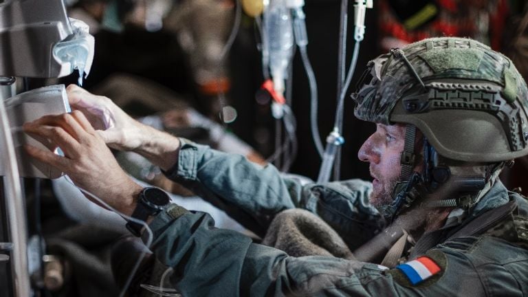 Nederlandse militair druk bezig in het vliegtuig (foto: Ministerie van Defensie).