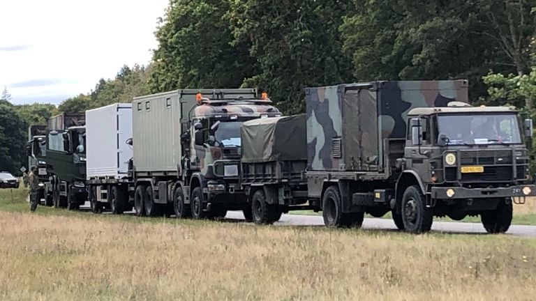 Klein deel van het konvooi op Gilze Rijen donderdagmiddag (foto: Willem-Jan Joachems).