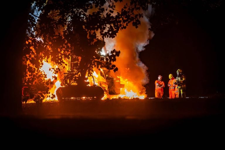 Een maaimachine voor bermen vatte vlam naast de A50 (foto: Lucas Lammers/Persbureau Heitink).
