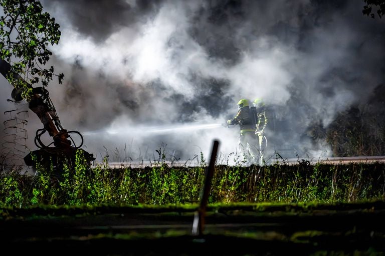 De brandweer had het vuur snel onder controle (foto: Lucas Lammers/Persbureau Heitink).