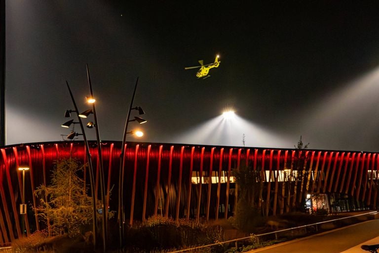 De traumahelikopter boven het stadion van Helmond Sport (foto: Harrie Grijseels/Persbureau Heitink).