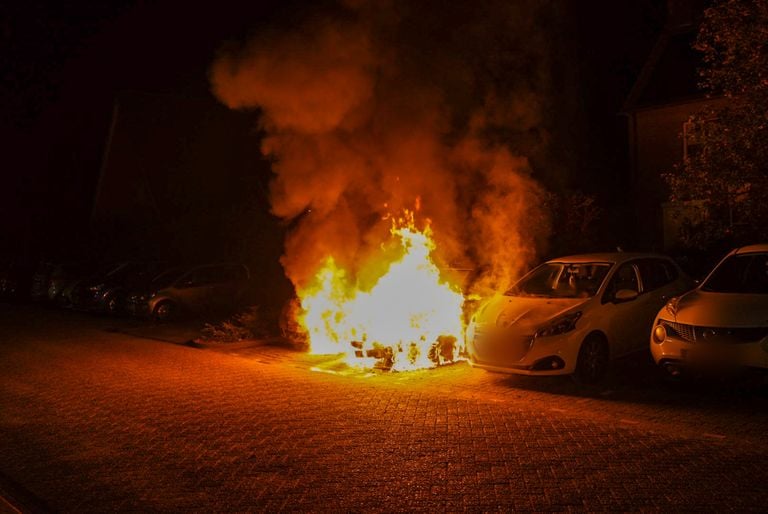 Een auto in Sprang-Capelle ging volledig in vlammen op (foto: Erik Haverhals/Persbureau Heitink).