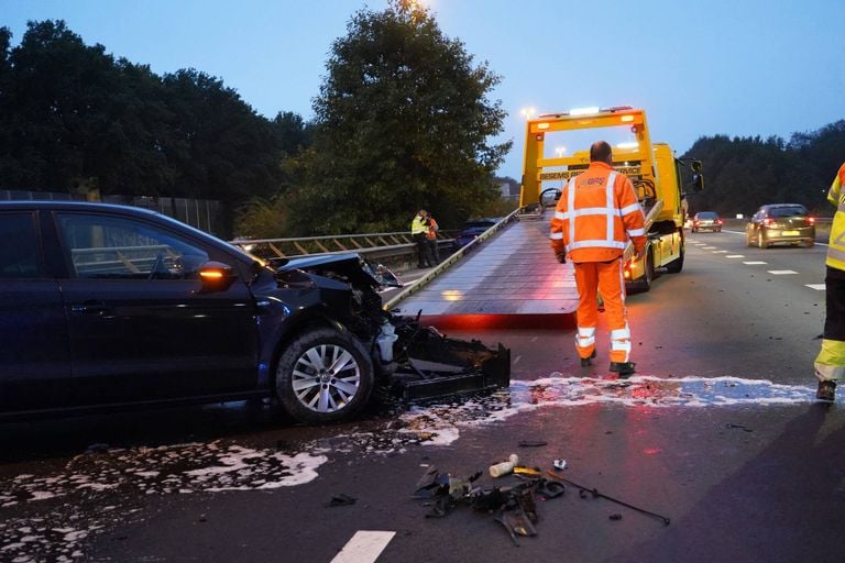 Een bergingsbedrijf nam de zwaar beschadigde auto mee (foto: Jeroen Stuve/Persbureau Heitink).
