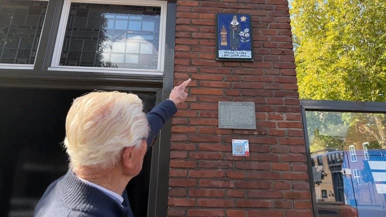 De gevelsteen ter herinnering aan Clara (foto: Megan Hanegraaf).