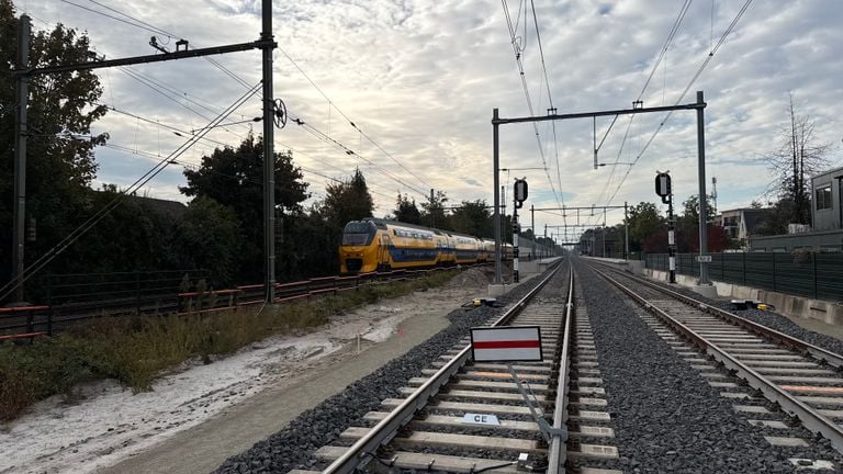 Links het oude spoor vanuit Vught richting Den Bosch en rechts het nieuwe spoor (foto: Megan Hanegraaf).