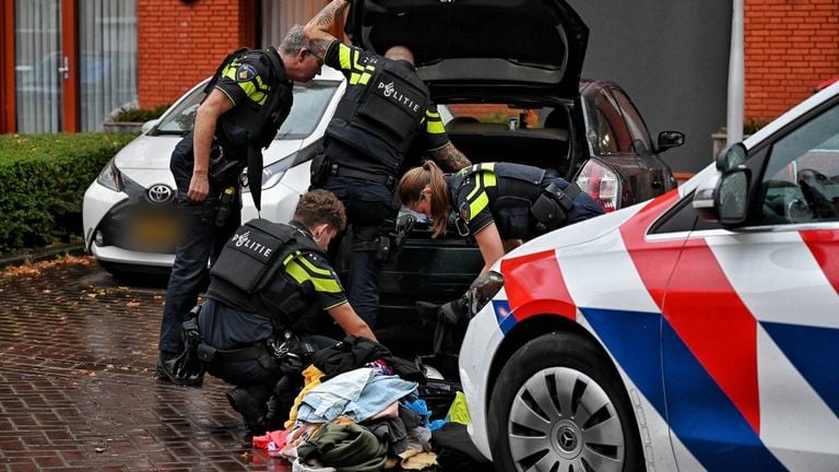 Een auto werd door agenten doorzocht (foto: Persbureau Heitink).