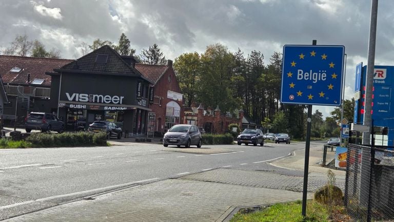 De viswinkel ligt veertig meter over de grens met België, in Poppel (foto: Omroep Brabant).