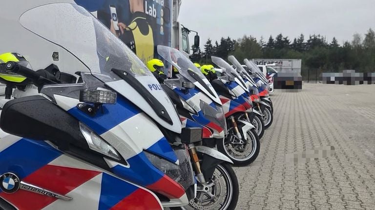 Bij de grens rondom de A67 werd een grote controle gehouden (foto: Politie/Instagram).