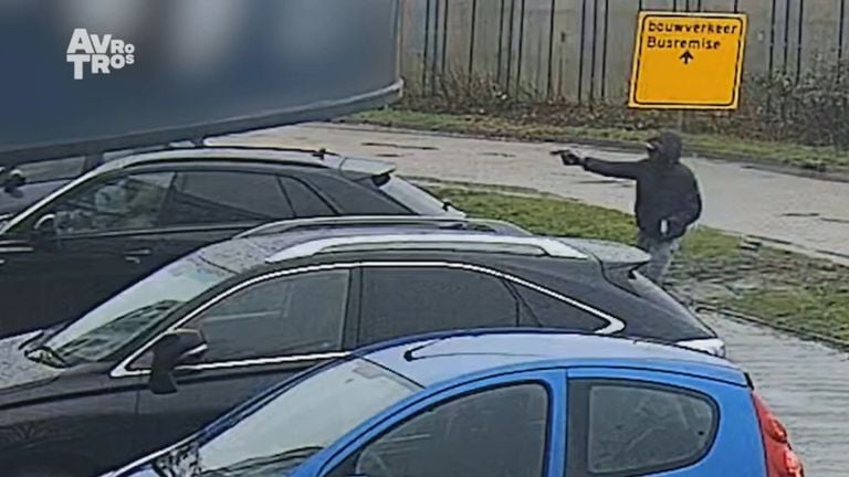 De schutter is nog niet gevonden. (foto: Opsporing Verzocht).