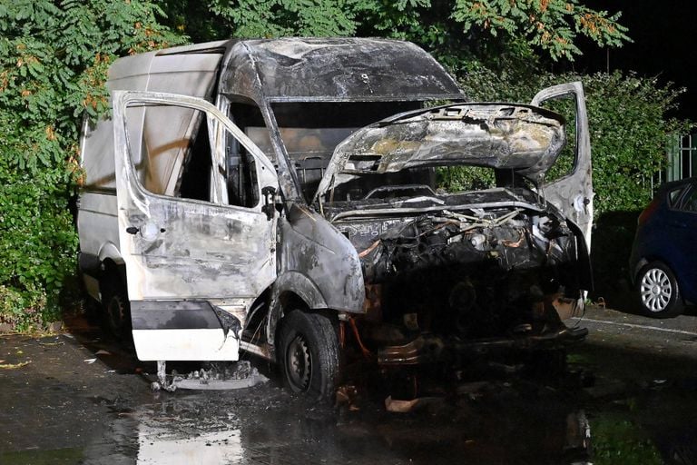 Van de bestelbus in Breda bleef weinig over (foto: Perry Roovers/Persbureau Heitink).