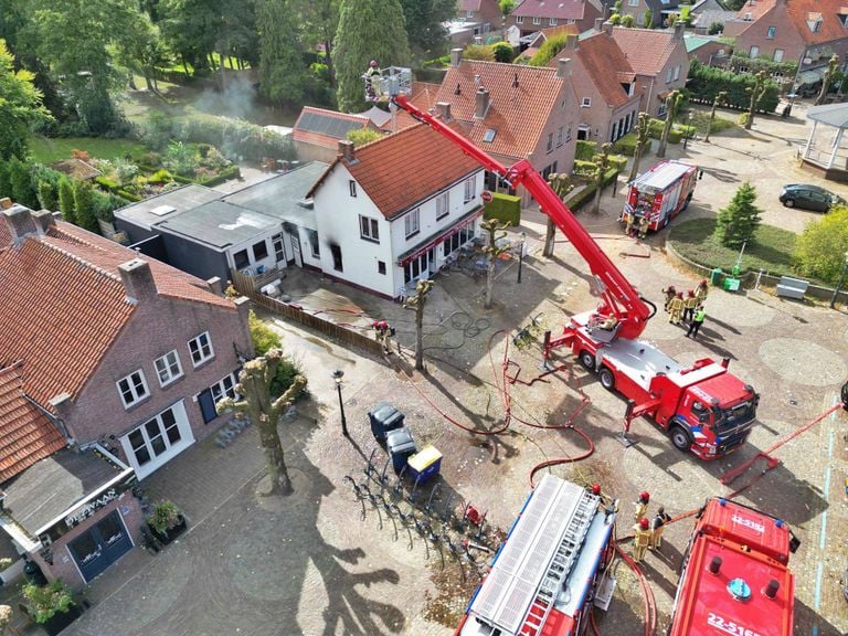 Grote brand in het centrum van Borkel bij een cafetaria (foto: Persbureau Heitink)