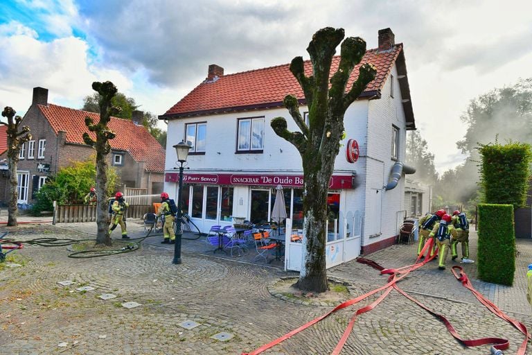 De brand ontstond in de keuken van de cafetaria (foto:Persbureau Heitink)