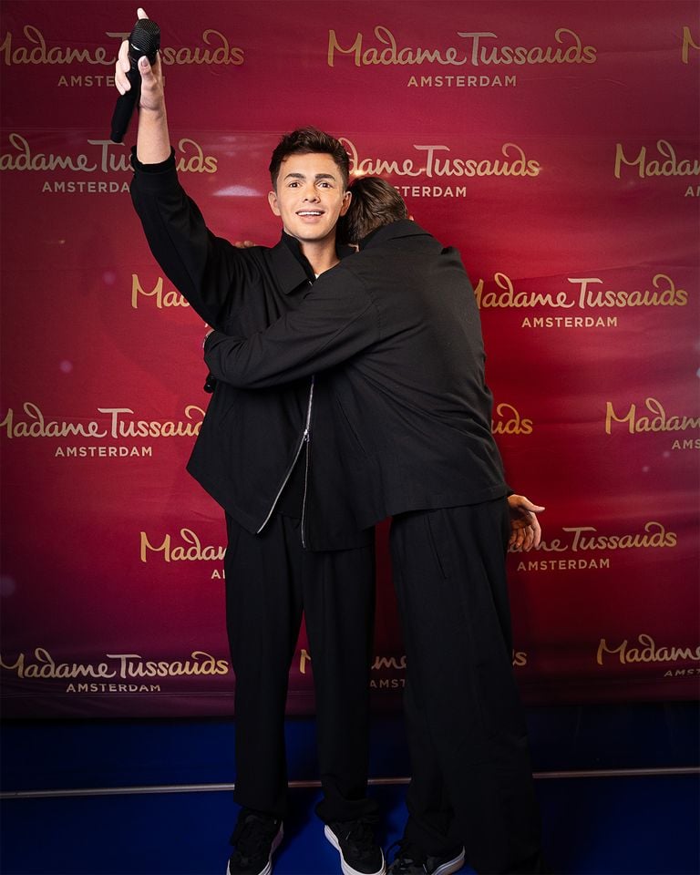 Flemming omhelst zijn beeld (foto: Madame Tussauds Amsterdam).