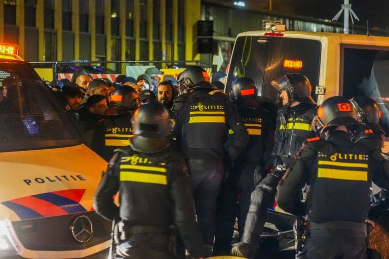 De politie houdt supporters van Napoli aan. (Foto: SQ Vision)