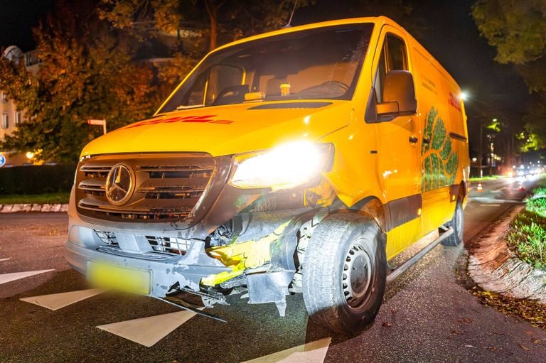 Het beschadigde busje (foto: Lucas Lammers/Persbureau Heitink).