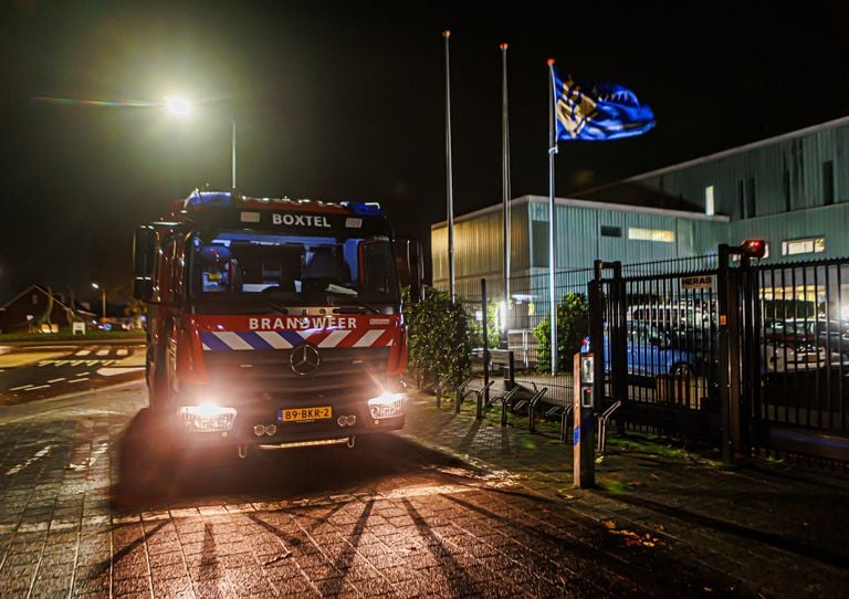 De brandweer bij het politiebureau in Boxtel (foto: Jordi de Bruijn/SQ Vision).