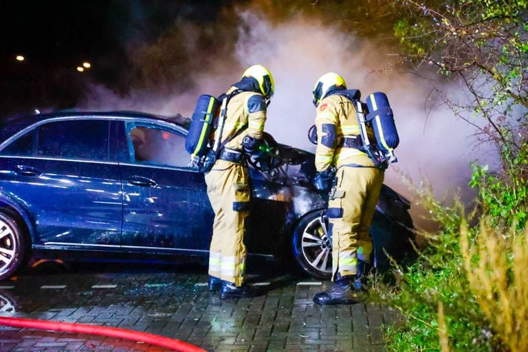 De auto op de carpoolplaats in Veghel was niet meer te redden (foto: Addy Smits/Persbureau Heitink).