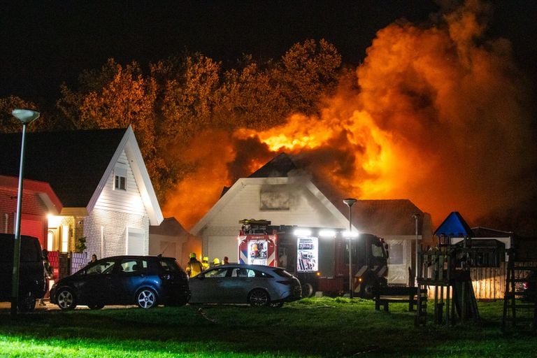 De vlammen sloegen uit het huis en de loods in Wouw (foto: Christian Traets/Persbureau Heitink).