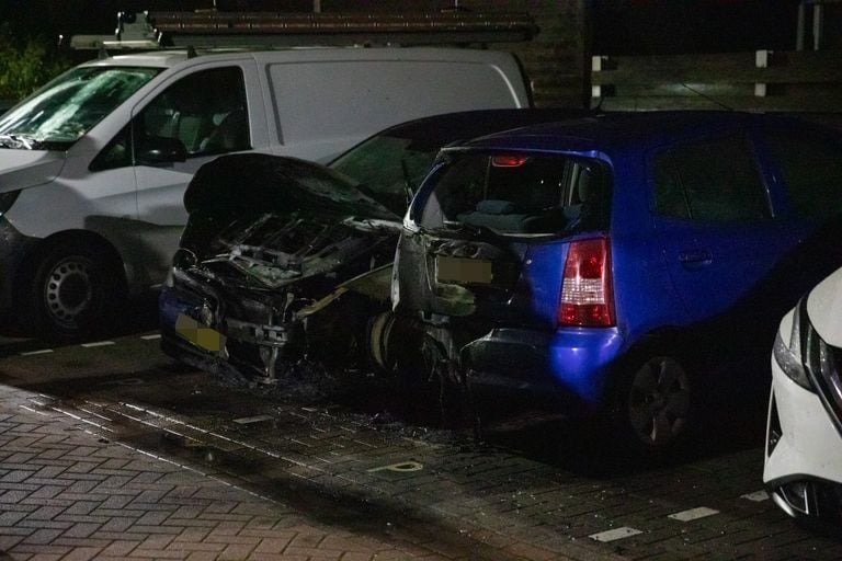 De schade aan de auto's in Bergen op Zoom is groot (foto: Christian Traets/Persbureau Heitink).