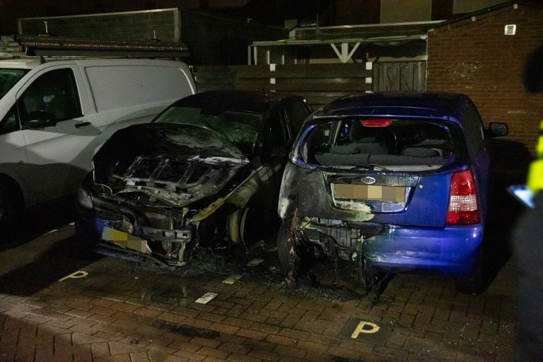 De auto's waren geparkeerd op een parkeerplaats aan de Plataanstraat in Bergen op Zoom (foto: Christian Traets/Persbureau Heitink).