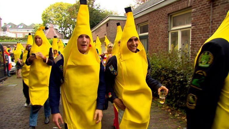 De horde met bananen mogen weer terug de zaal in (Foto: Omroep Brabant.)